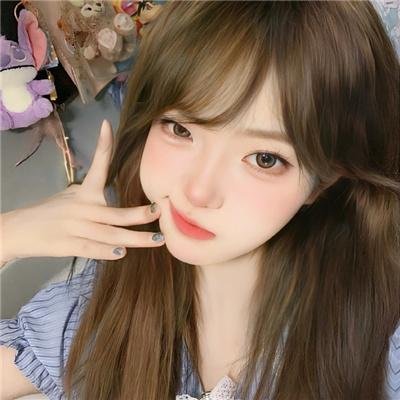落在她身边